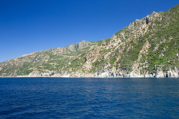 Griekse kust dichtbij heilige berg athos, chalkidiki, griekenland