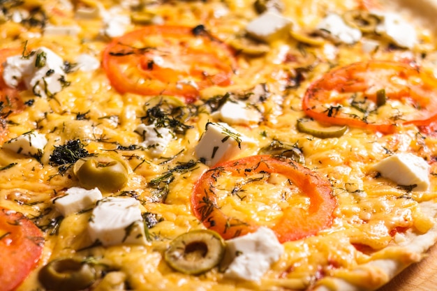 Griekse pizza met olijven, tomaten en feta