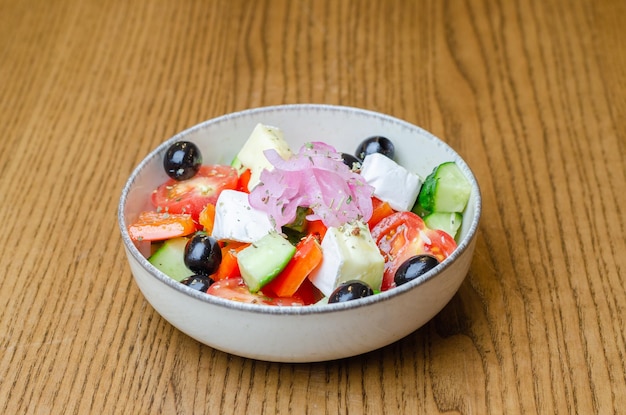 Griekse salade in een bord op tafel