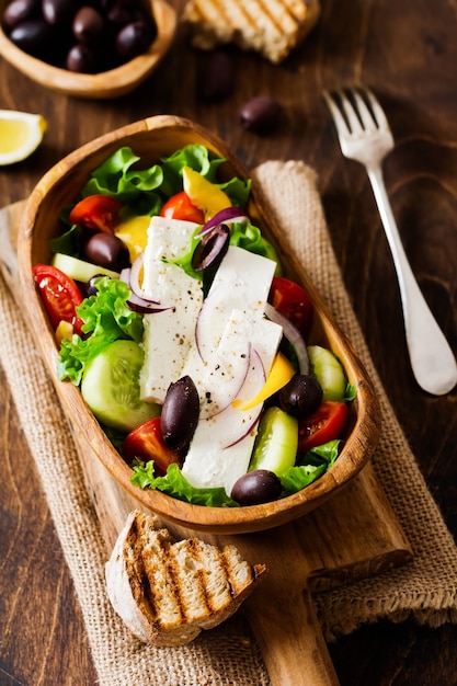 Griekse salade in houten plaat