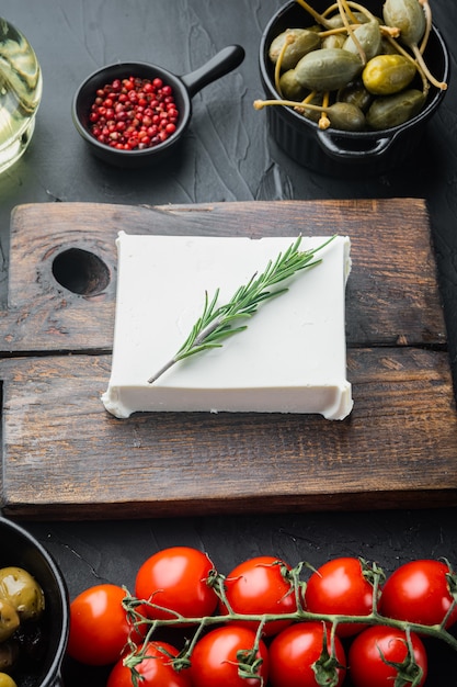 Griekse salade ingrediënten set, op zwart