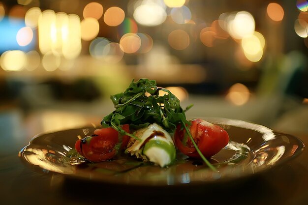 Griekse salade / Mediterrane keuken, verse salade op het bord, gezonde voeding, dieetgroenten