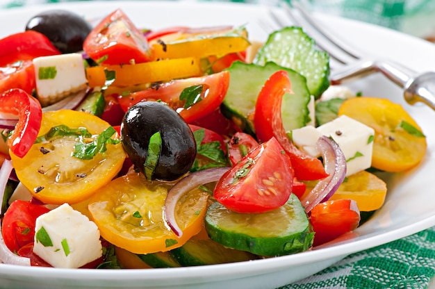 Griekse salade met feta, cherry tomaten en zwarte olijven