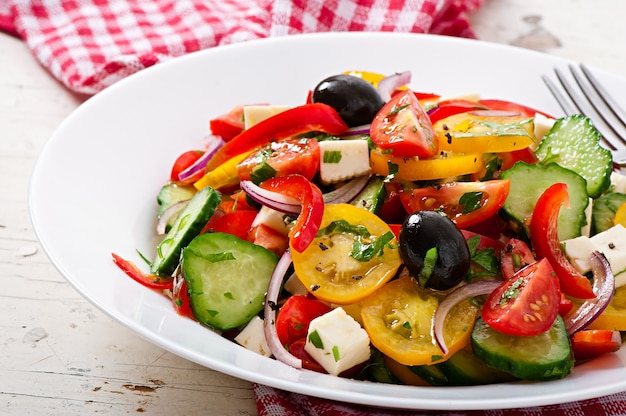 Griekse salade met feta, cherry tomaten en zwarte olijven