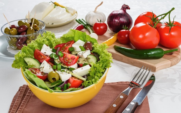 Griekse salade met feta en smakelijke selectie van groenten.