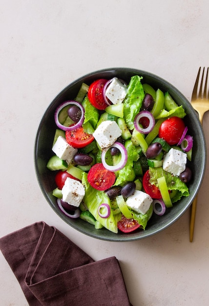 Griekse salade met feta kaas tomaten komkommers paprika en kalamata olijven gezond eten vegetarisch eten