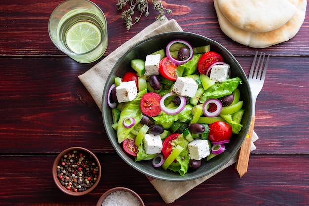 Griekse salade met feta kaas tomaten komkommers paprika en Kalamata olijven Gezond eten Vegetarisch eten