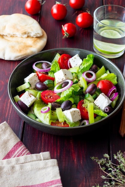 Griekse salade met feta kaas tomaten komkommers paprika en Kalamata olijven Gezond eten Vegetarisch eten