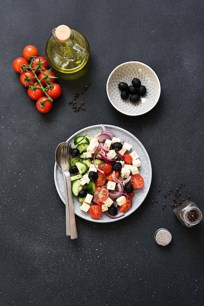 Griekse salade met feta-kaasolijven en olijfolie op een steenachtergrond Voorgerecht met kaas