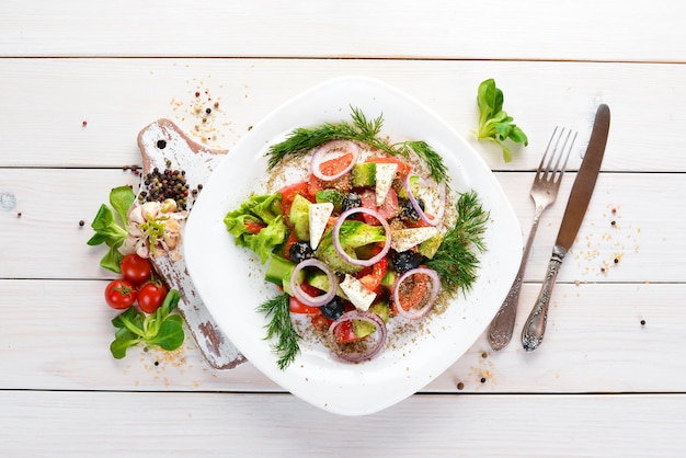 Griekse salade met fetakaas. Bovenaanzicht. gratis kopie ruimte.