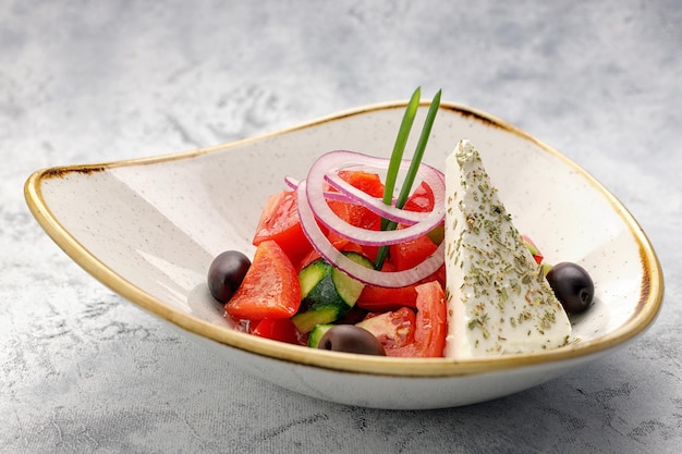 Griekse salade met olijven en uien
