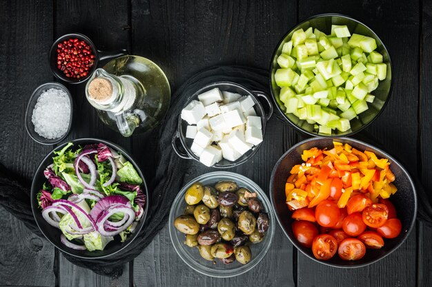 Griekse salade met tomaat, paprika, olijven en fetakaas