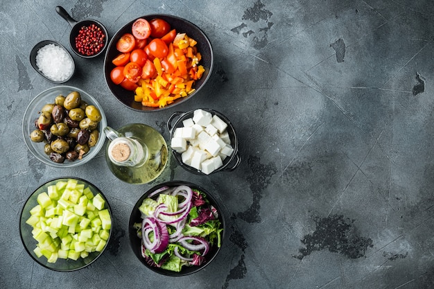 Griekse salade met tomaat, paprika, olijven en fetakaas