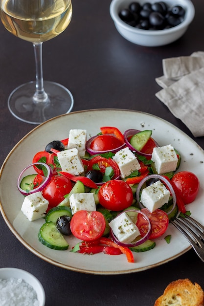 Griekse salade met tomaten, komkommers, kaas, uien, paprika en olijven