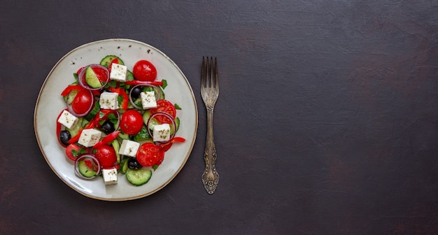 Griekse salade met tomaten, komkommers, kaas, uien, paprika en olijven