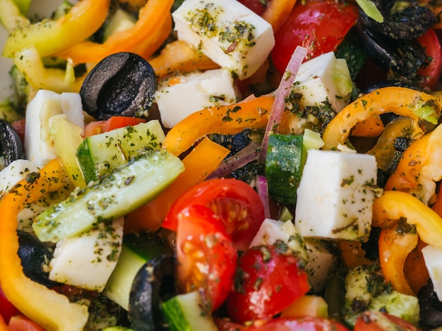 Griekse salade met tomaten, komkommers, paprika, fetakaas, olijven en uien