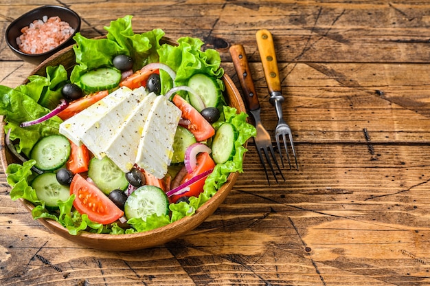 Griekse salade met verse groenten en fetakaas.