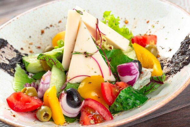 Griekse salade met verse groenten, feta-kaas dichte omhooggaand