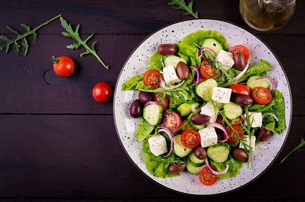 Griekse salade met verse groenten feta kaas en kalamata olijven Gezond eten