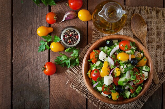 Griekse salade met verse groenten, feta-kaas en zwarte olijven