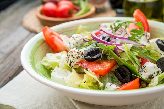 Griekse salade met verse groenten, feta-kaas