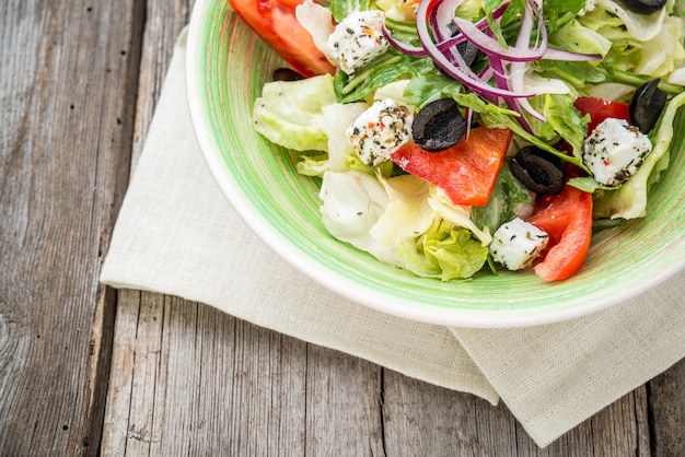 Griekse salade met verse groenten, feta-kaas