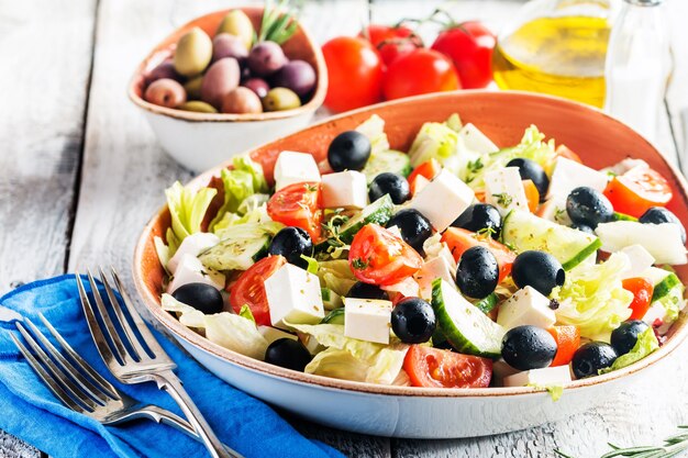 Griekse salade met verse groenten fetakaas en zwarte olijven