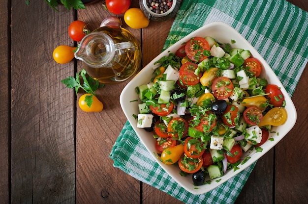 Griekse salade met verse groenten, fetakaas en zwarte olijven