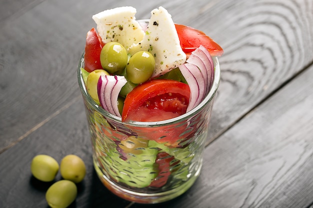 Griekse salade met verse groenten