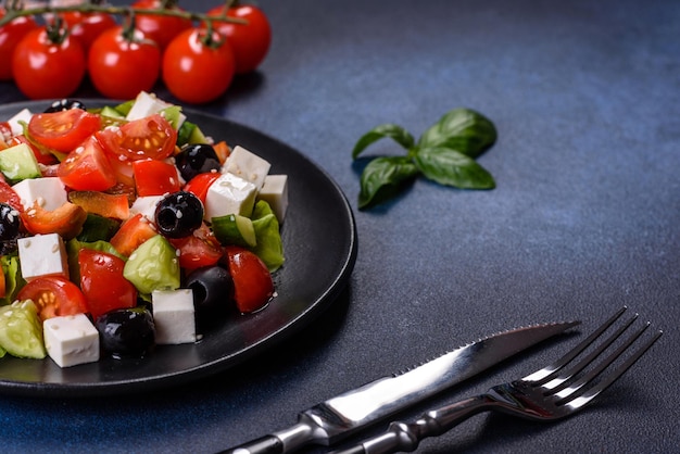 Griekse salade met verse groentenfetakaas en zwarte olijven