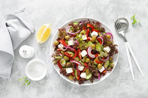Griekse salade met verse groentesla en fetakaas
