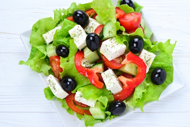 Griekse salade op een witte houten