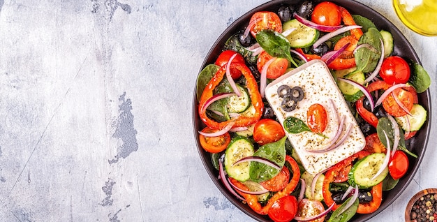 Griekse salade op een zwarte plaat