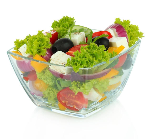 Griekse salade op plaat die op wit wordt geïsoleerd