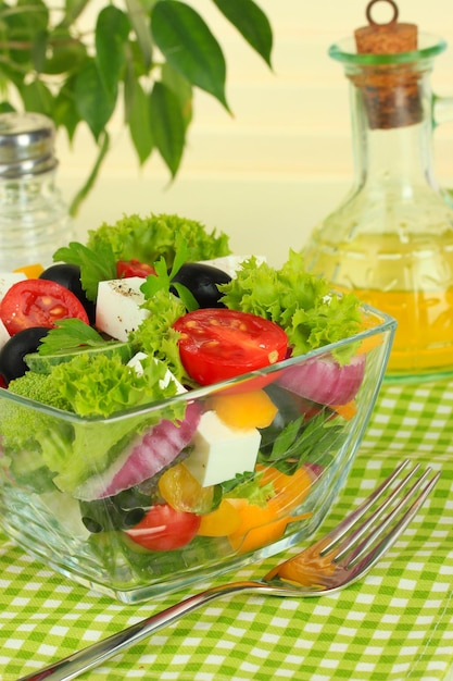 Griekse salade op plaat op tafel op lichte achtergrond