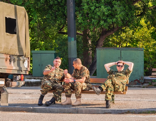 Griekse soldaten rusten op een bankje op een zonnige dag in Athene, Griekenland