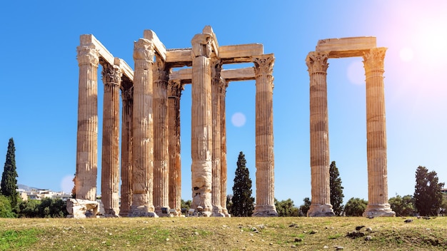 Griekse tempel van Zeus majestueuze oude ruïnes in zonlicht Athene Griekenland