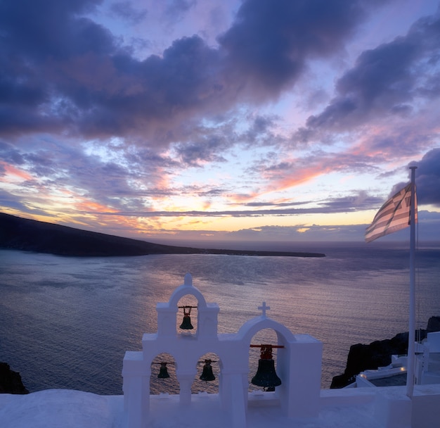 Griekse vlag op een lokale kapel in Oia, Santorini, Griekenland