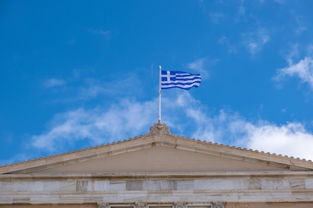 Griekse vlag zwaaien tegen blauwe hemelachtergrond