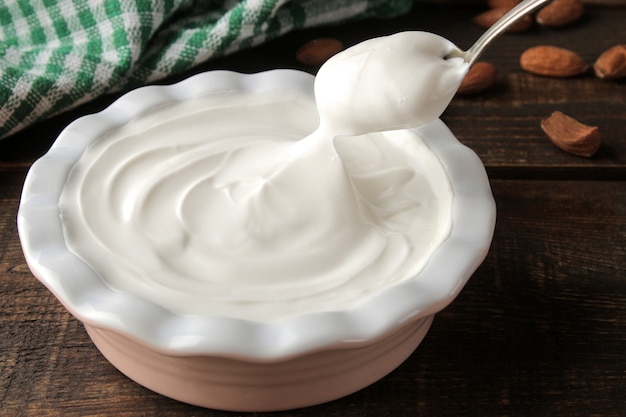 Foto griekse yoghurt in een keramische kom op tafel