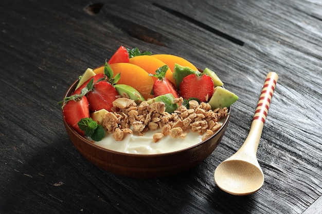 Griekse yoghurt in een kom met vers fruit en muesli