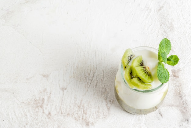 Griekse yoghurt met kiwi