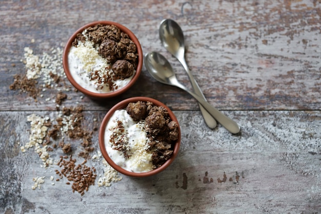 Griekse yoghurt met lijnzaad, sesamzaad en chocolade