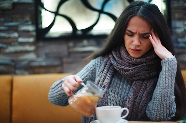 Griep verkoudheid of allergiesymptoom.zieke jonge vrouw met verkoudheid.