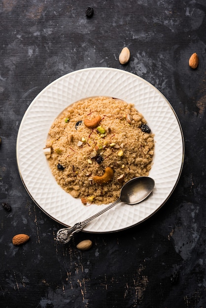 Griesmeel Halwa of Sooji ka Halva of zoete Rava Sheera of shira - Indiase festivalzoet gemaakt van griesmeel, noten en Ghee