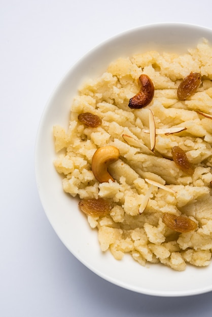 Griesmeel met gewone of saffraansmaak of Soji Halwa, ook bekend als Sweet Rava Sheera OF Shira - Indiaas festivalzoet gegarneerd met droog fruit. Geserveerd in een bord of kom, selectieve focus