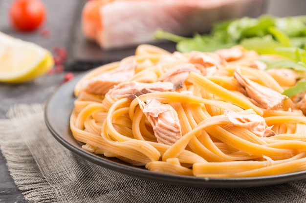 Griesmeel pasta met zalm en zalm steak. Zijaanzicht