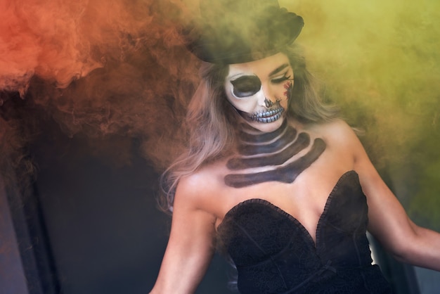 Griezelig portret van vrouw in gotische make-up van Halloween