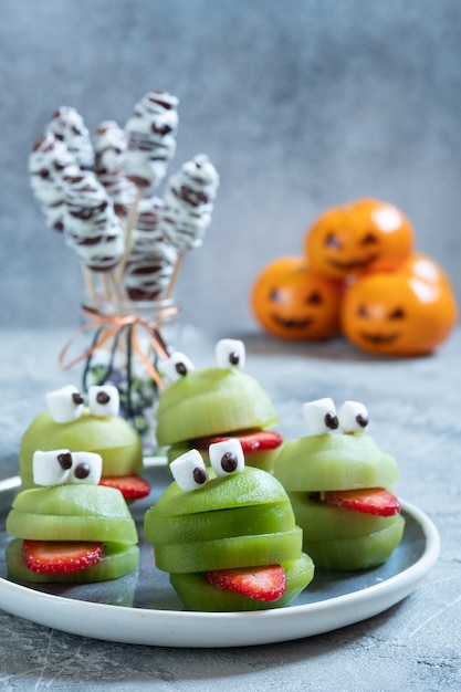 Griezelige groene kiwimonsters voor Halloween-feest