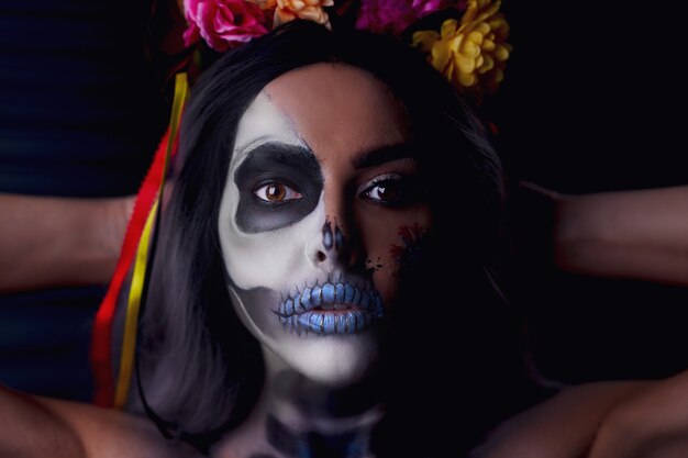 Griezelige vrouw in halloween dia de los muertos make-up